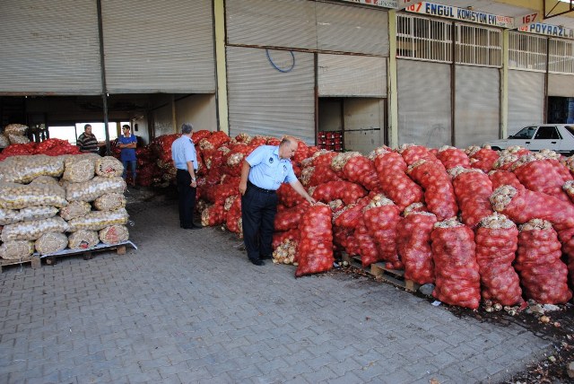 Büyükşehir Zabıta, Sebze Meyve Halini Denetledi