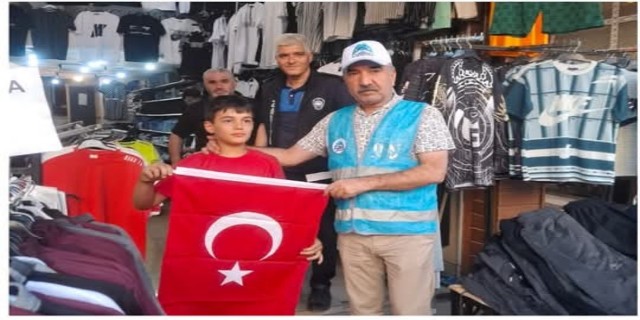 EYYÜBİYE BELEDİYESİ’NDEN ESNAFA TÜRK BAYRAĞI DAĞITTI 