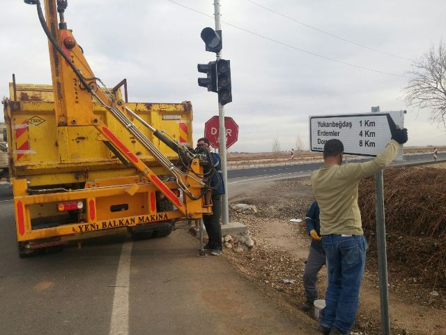 Kırsal Ulaşımda Levhalar Yenilendi