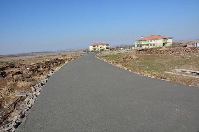 Siverekte Beton Yol Yapım Çalışmaları Devam Ediyor