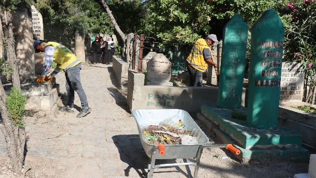 BÜYÜKŞEHİR’DEN MEZARLIKLARDA BAYRAM TEMİZLİĞİ