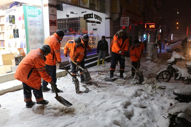 Siverekte Karla Mücadele Gece Boyu Sürdü 