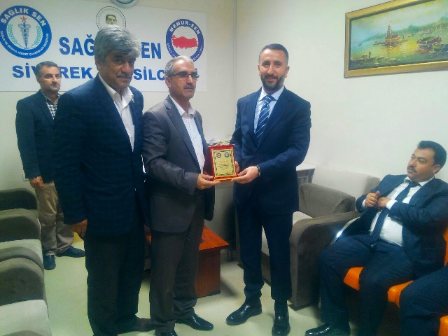 Sağlık-Sen'den Başkan Yılmaz'a plaket