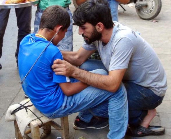 Kardeşinin Kulağına Kebap Şişini Sapladı